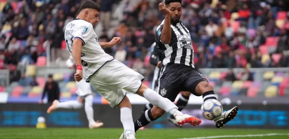 Dos jugadores disputando el balón en el partido