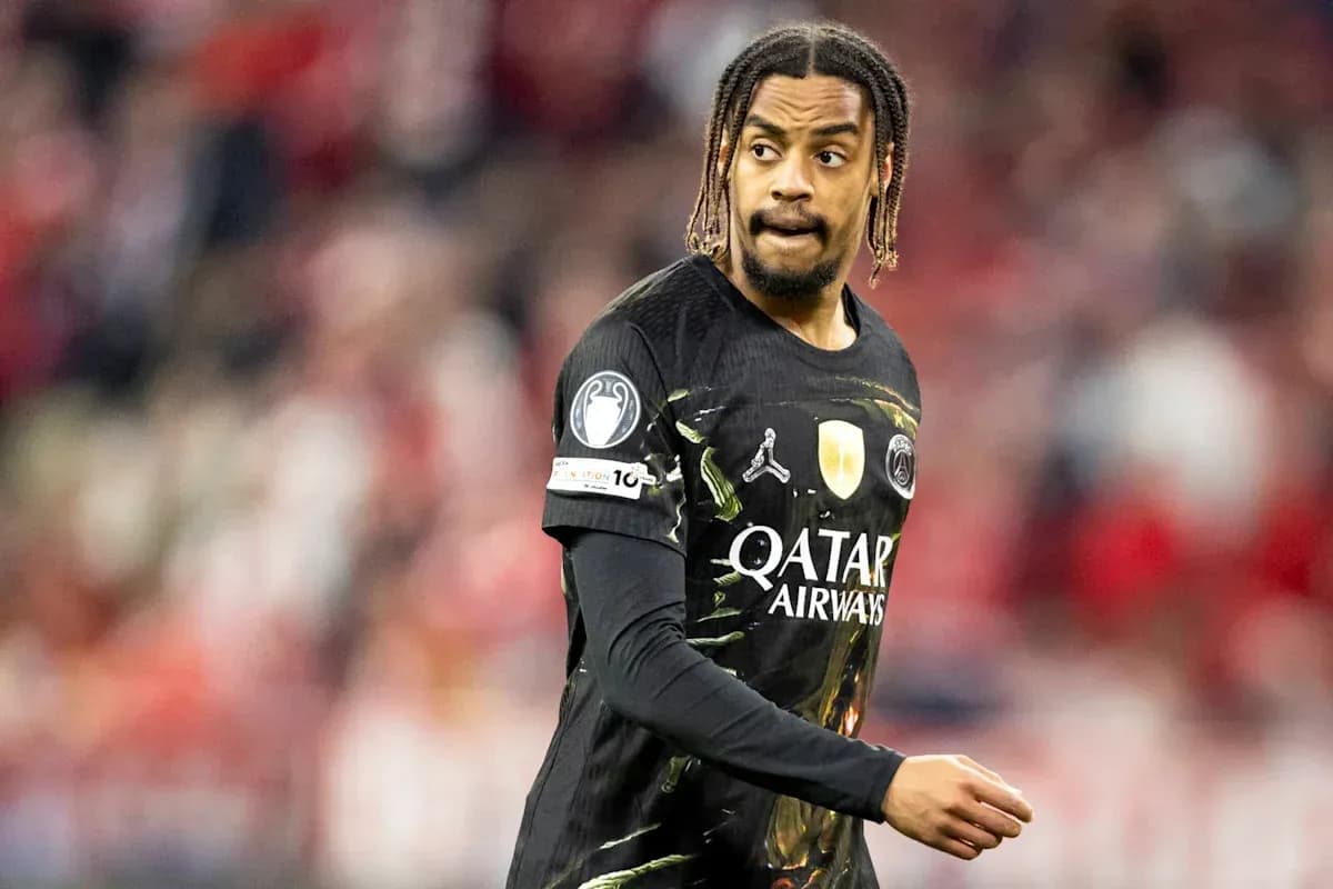 Jugador de fútbol con camiseta negra en el campo