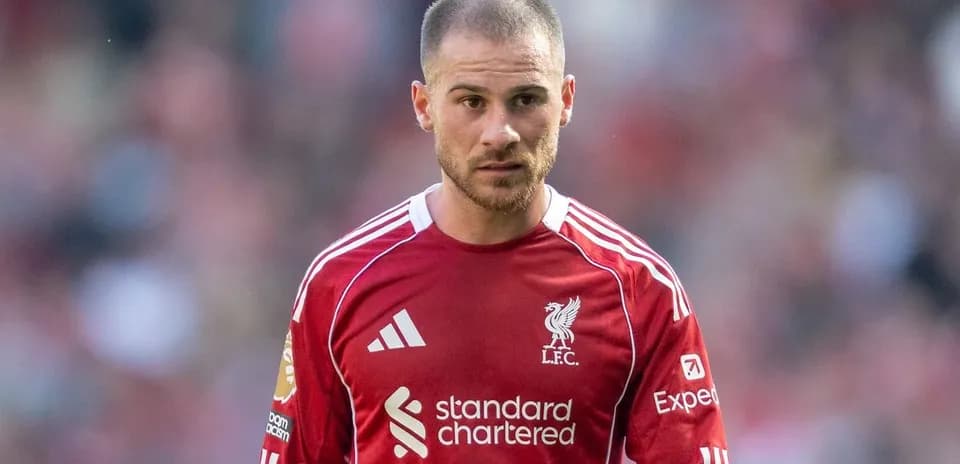 Jugador de Liverpool en uniforme rojo durante partido