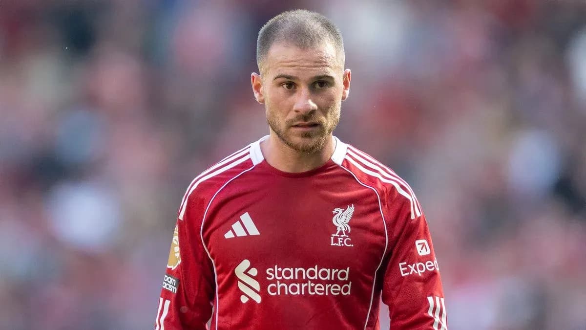 Jugador de Liverpool en uniforme rojo durante partido