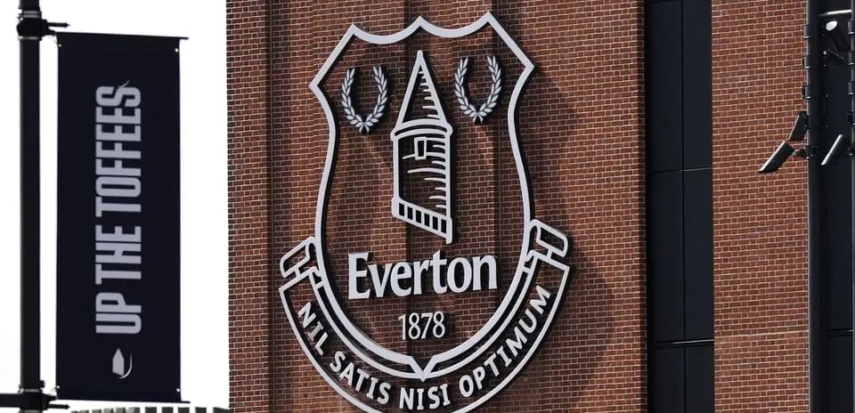 Escudo del Everton en una pared de ladrillo