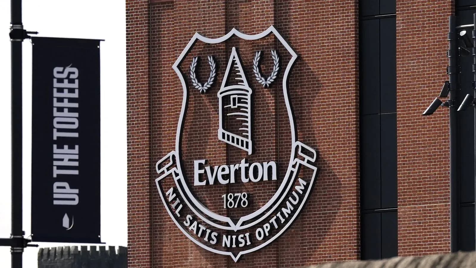 Escudo del Everton en una pared de ladrillo