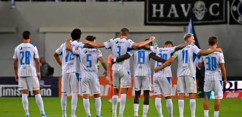 Jugadores de KuPS en formación para el partido
