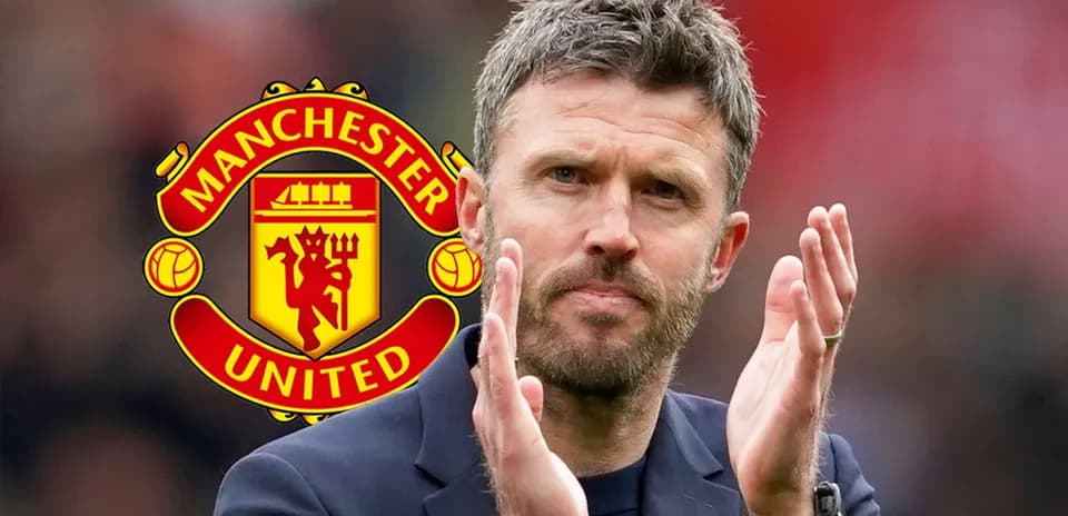 Entrenador aplaudiendo con logo de Manchester United