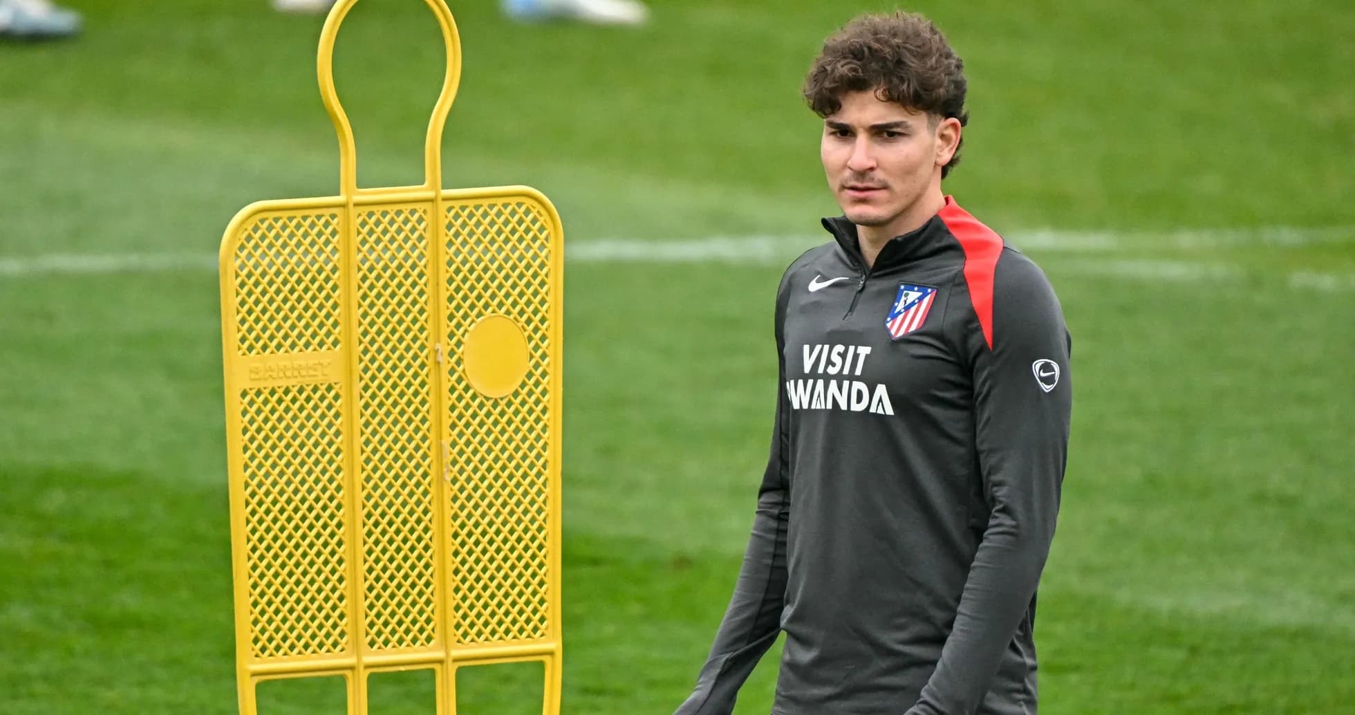 Jugador de Atlético de Madrid junto a un maniquí de entrenamiento