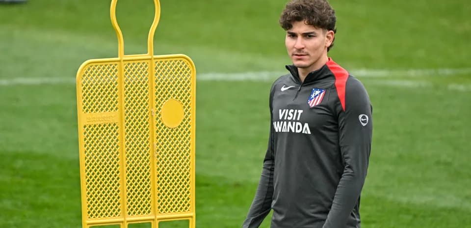 Jugador de Atlético de Madrid junto a un maniquí de entrenamiento