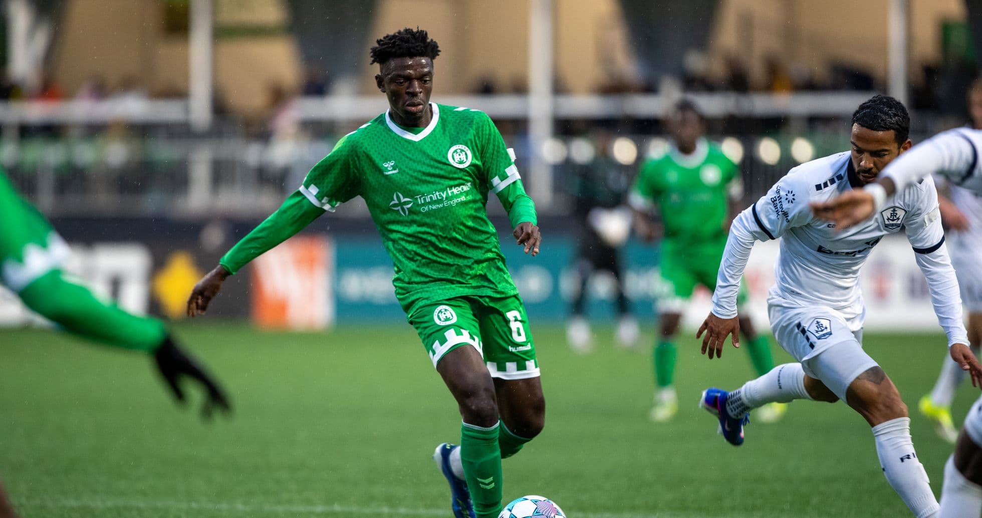 Jugador de Hartford Athletic en acción durante el partido