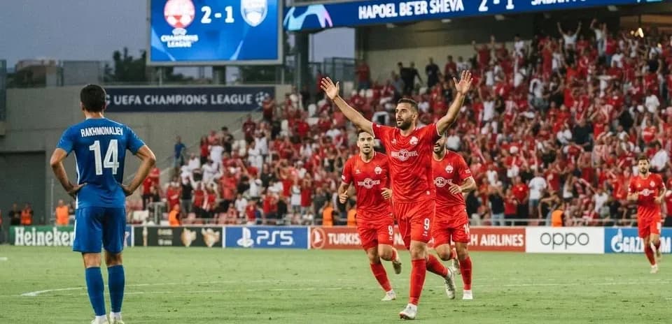 Jugadores de Hapoel Beer Sheva celebrando un gol