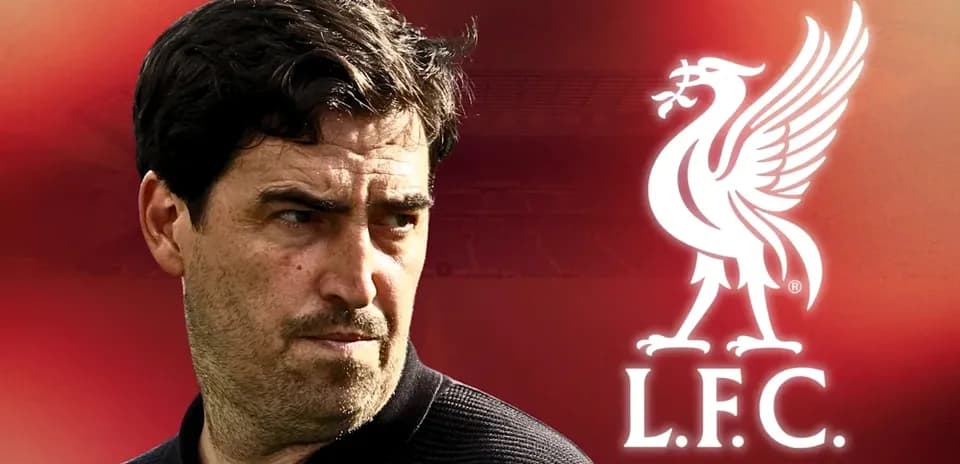 Entrenador con logo del Liverpool de fondo