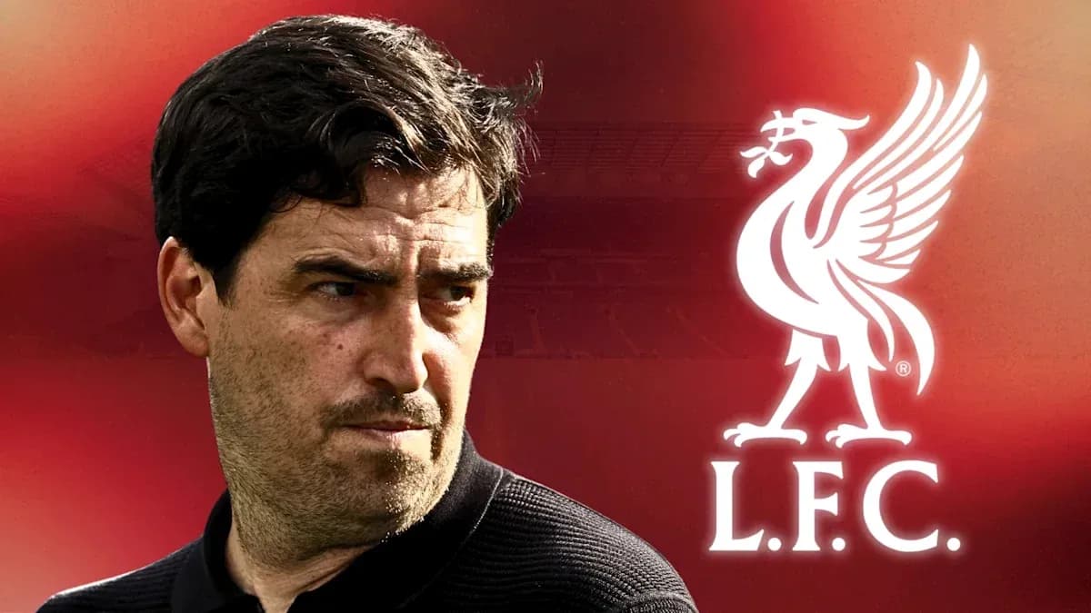 Entrenador con logo del Liverpool de fondo