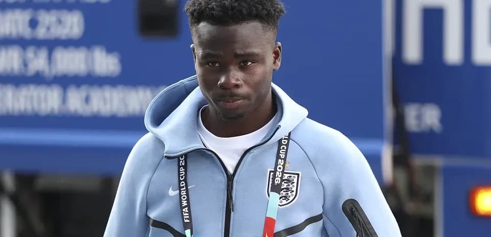 Jugador entrando a la instalación con camiseta de Inglaterra