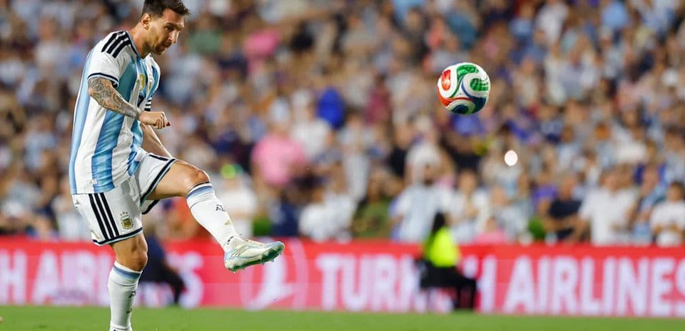 Jugador argentino en acción durante partido de fútbol