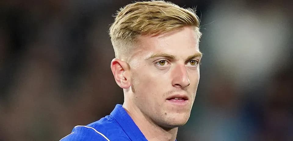 Jugador de fútbol con camiseta azul en primer plano