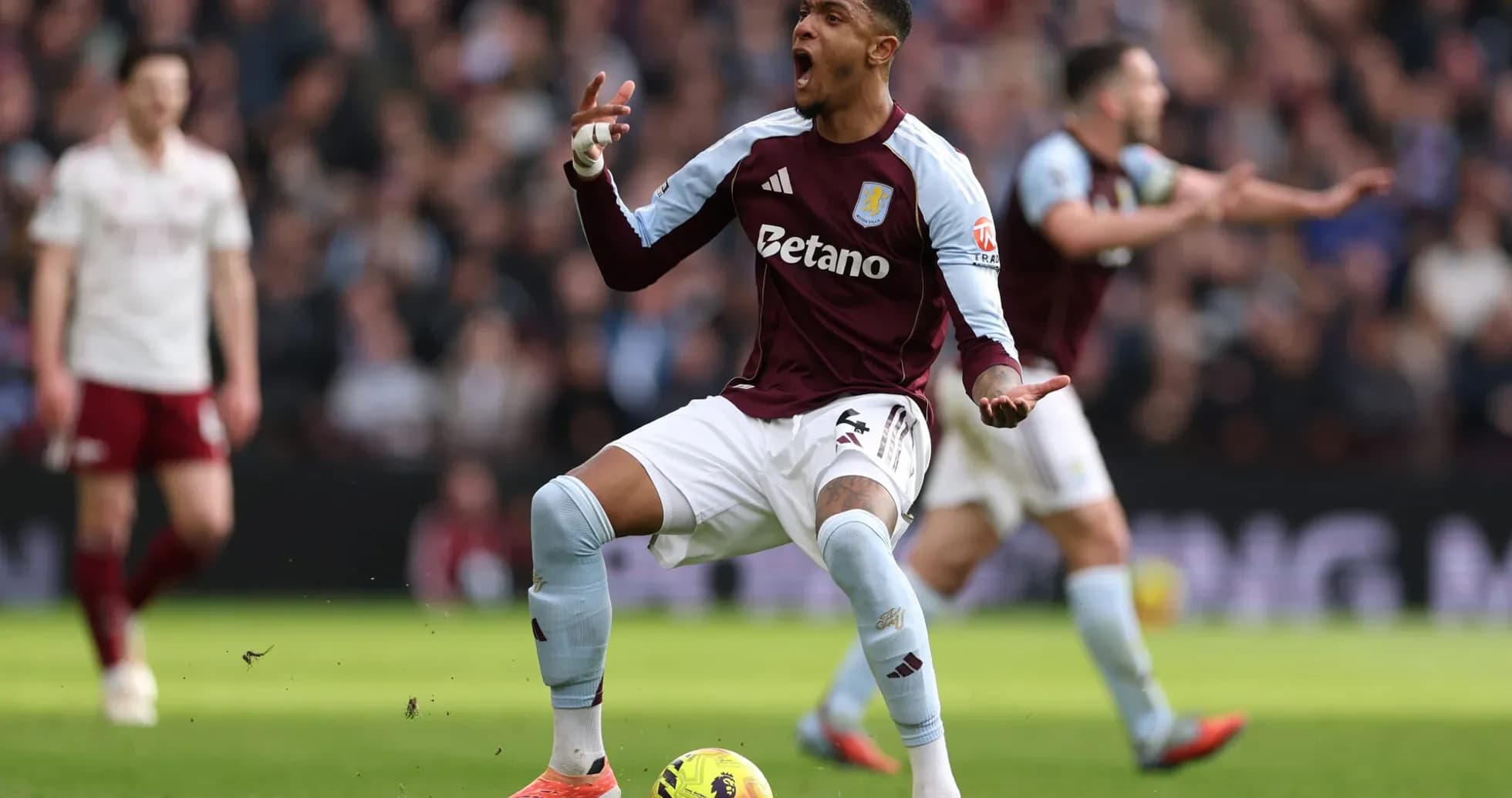 Jugador de Aston Villa celebrando en el partido