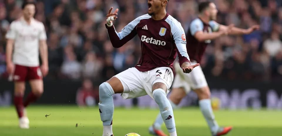 Jugador de Aston Villa celebrando en el partido
