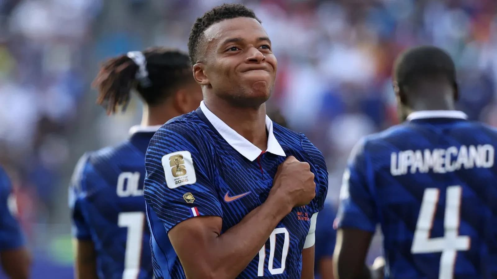 Kylian Mbappé celebrando con su equipo
