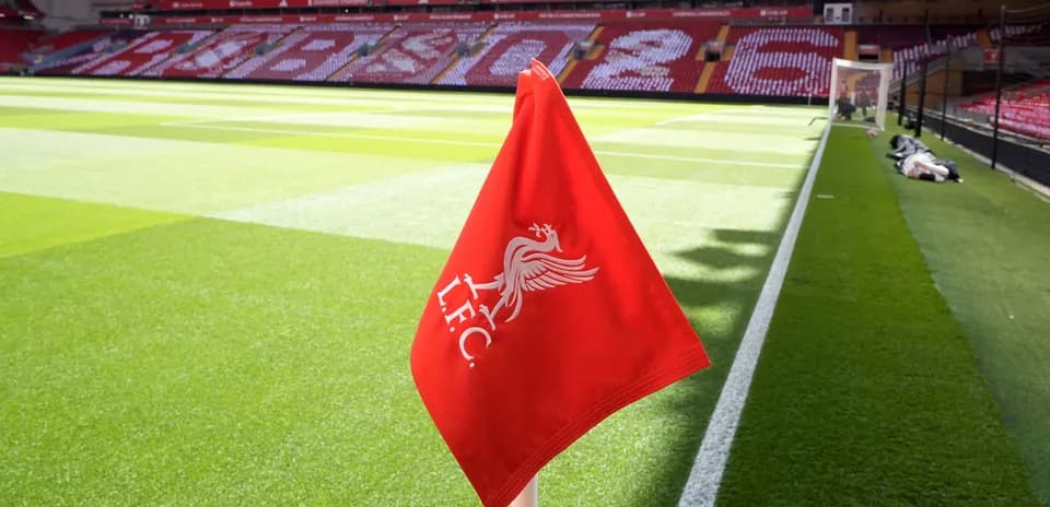 Esquina de campo con bandera del Liverpool FC
