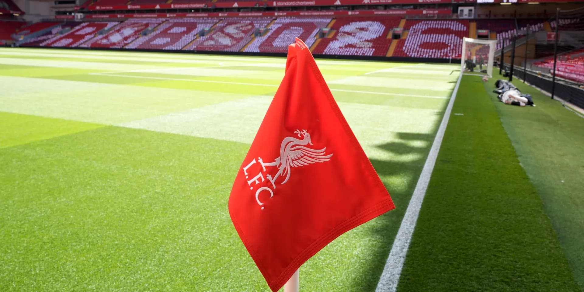 Esquina de campo con bandera del Liverpool FC