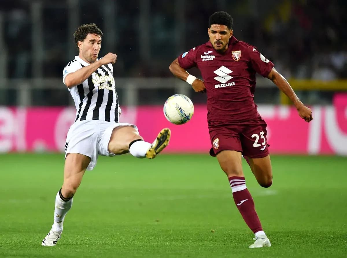 Jugador de Juventus y Torino luchando por el balón