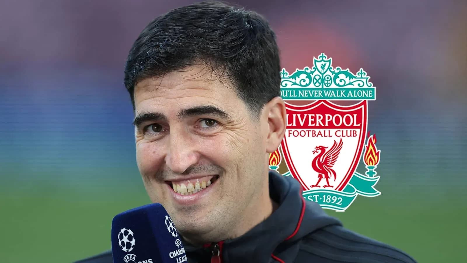 Hombre sonriendo con micrófono y escudo de Liverpool