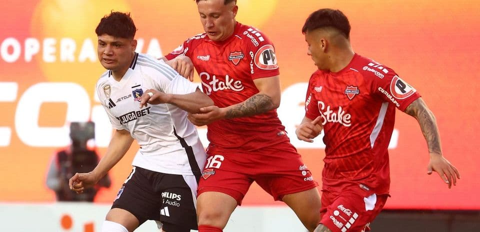 Jugadores de Colo Colo y Nublense en disputa