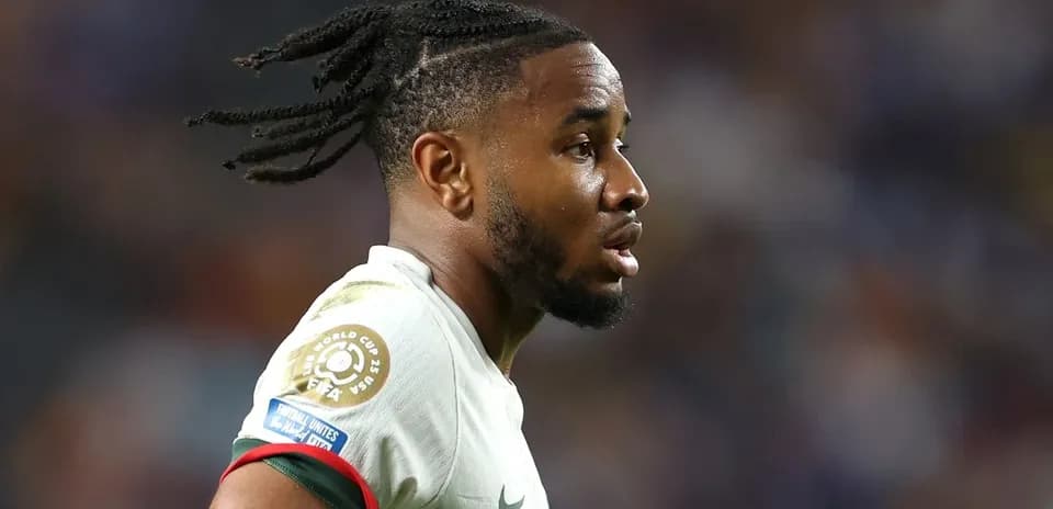Jugador con camiseta de la selección durante partido