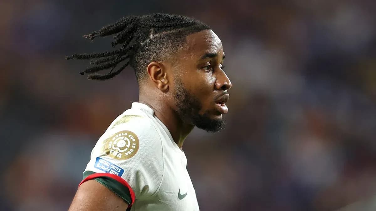 Jugador con camiseta de la selección durante partido