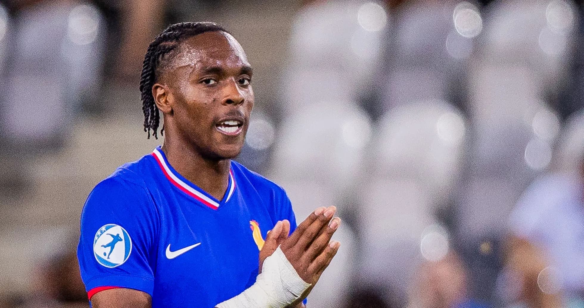 Jugador con camiseta azul de Francia en acción