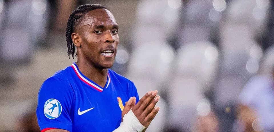 Jugador con camiseta azul de Francia en acción