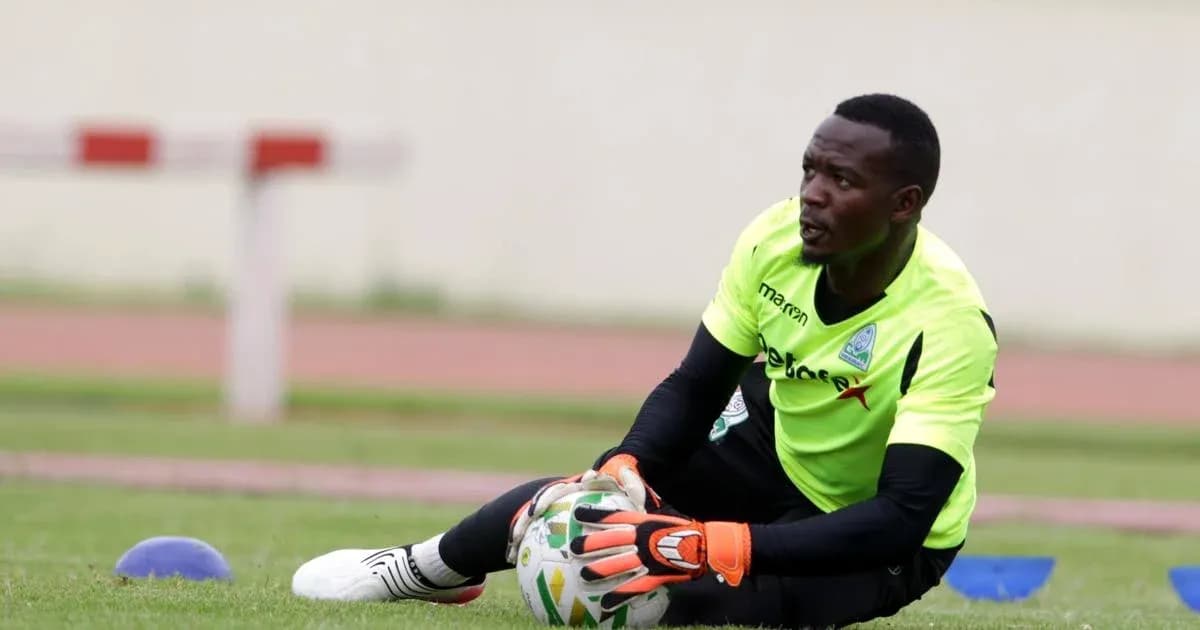 Portero atrapando el balón durante entrenamiento