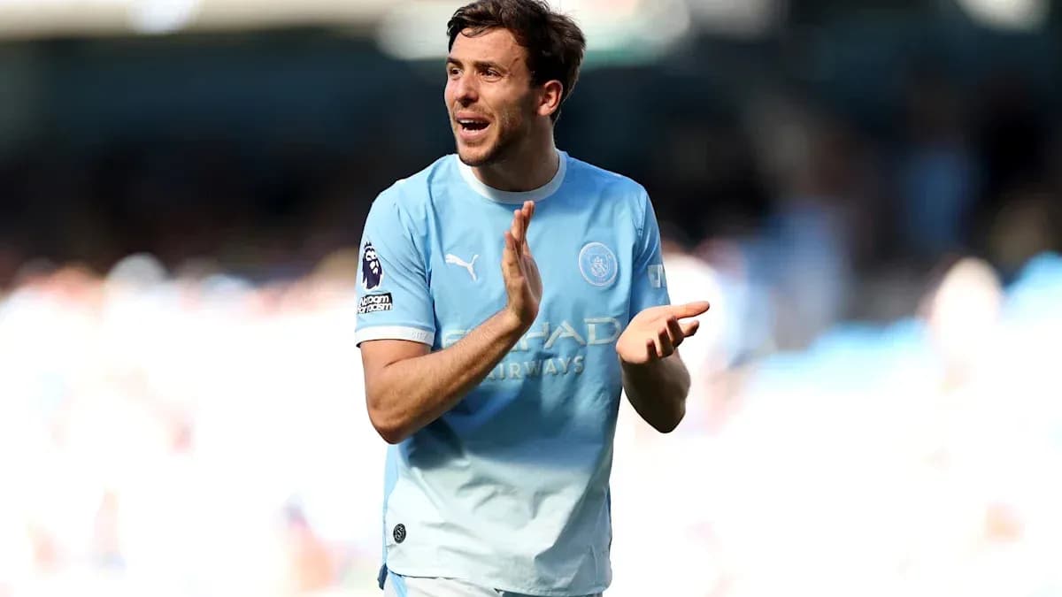 Jugador aplaudiendo en partido de fútbol