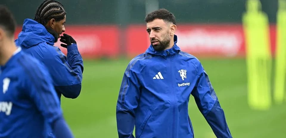 Jugadores conversando durante el entrenamiento en el campo