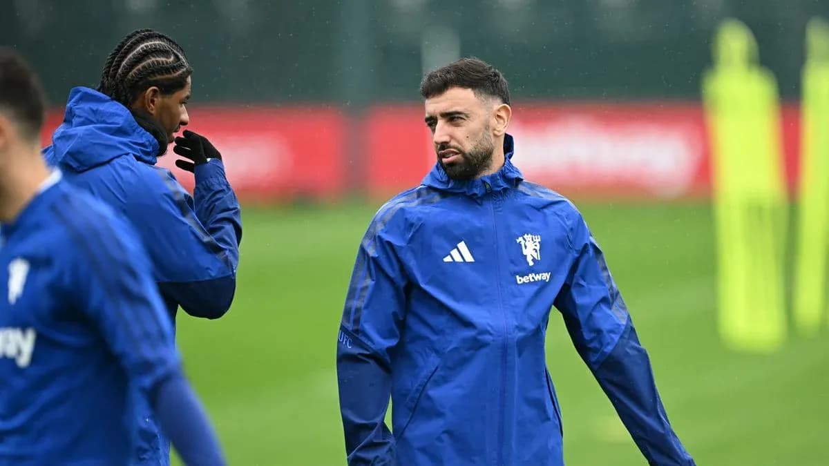 Jugadores conversando durante el entrenamiento en el campo