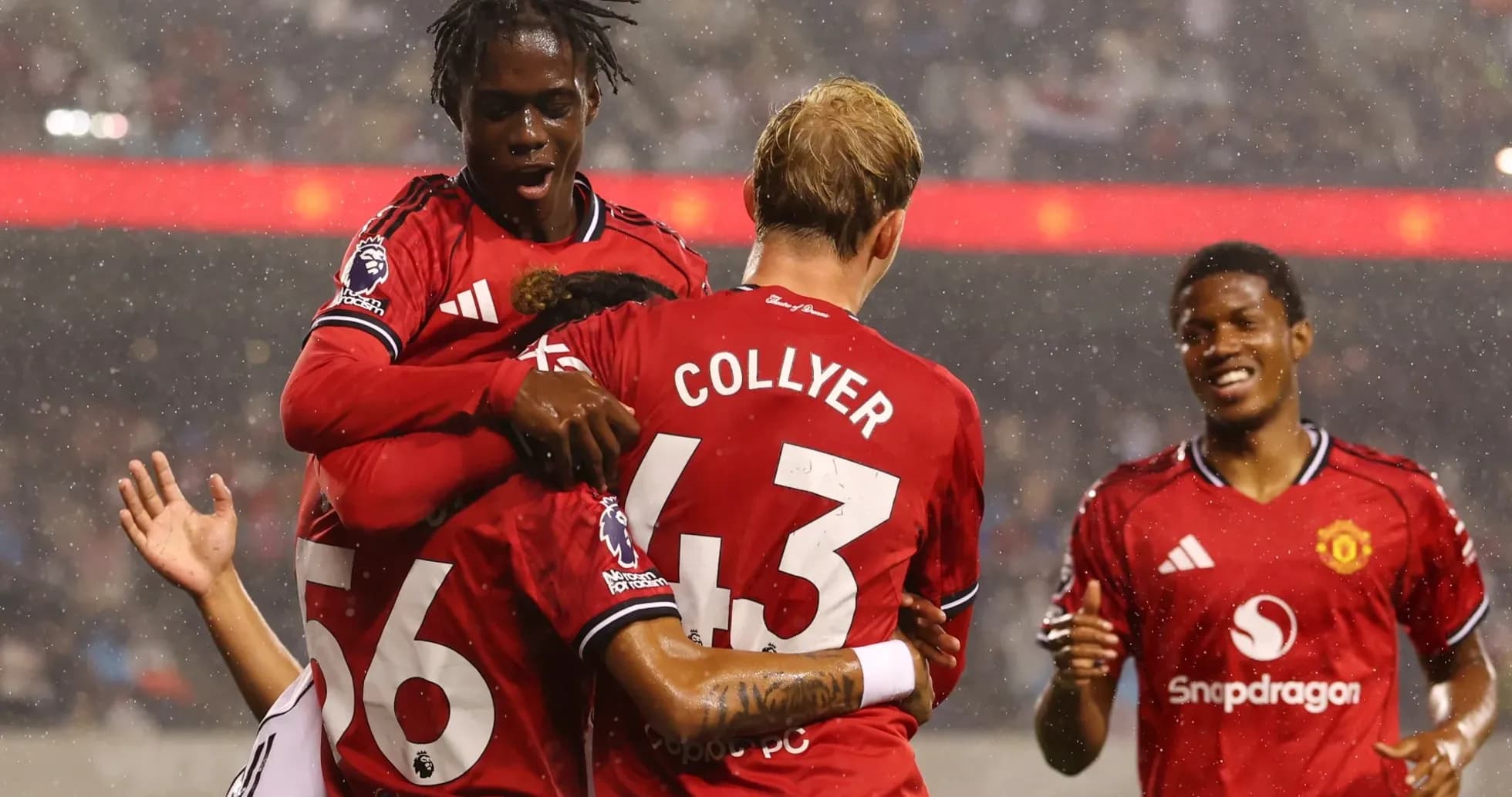 Jugadores de Manchester United celebrando un gol