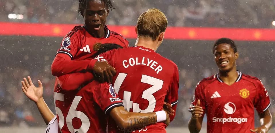 Jugadores de Manchester United celebrando un gol
