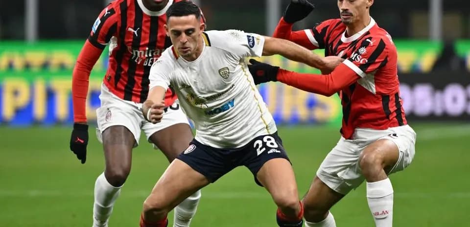 Dos jugadores de AC Milan presionando a un rival