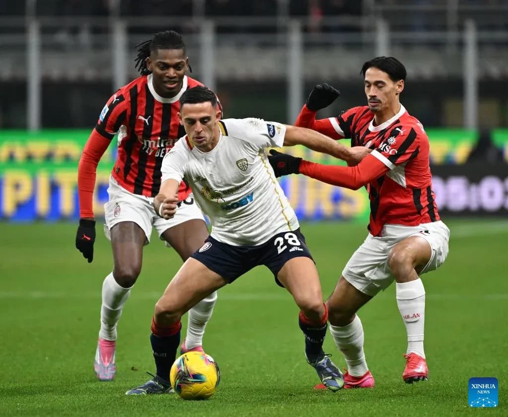 Dos jugadores de AC Milan presionando a un rival