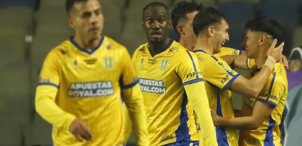 Jugadores de Universidad de Concepción celebrando un gol