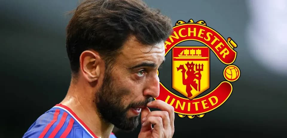 Bruno Fernandes pensativo con logo de Manchester United