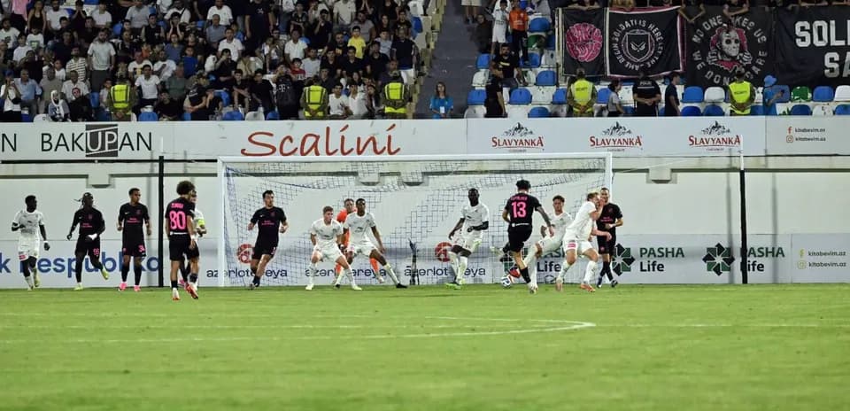 Partido entre KuPS y Sabah FA en acción