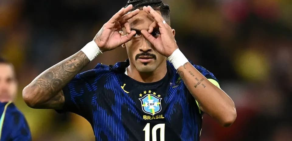 Jugador de Brasil celebrando con gesto de manos