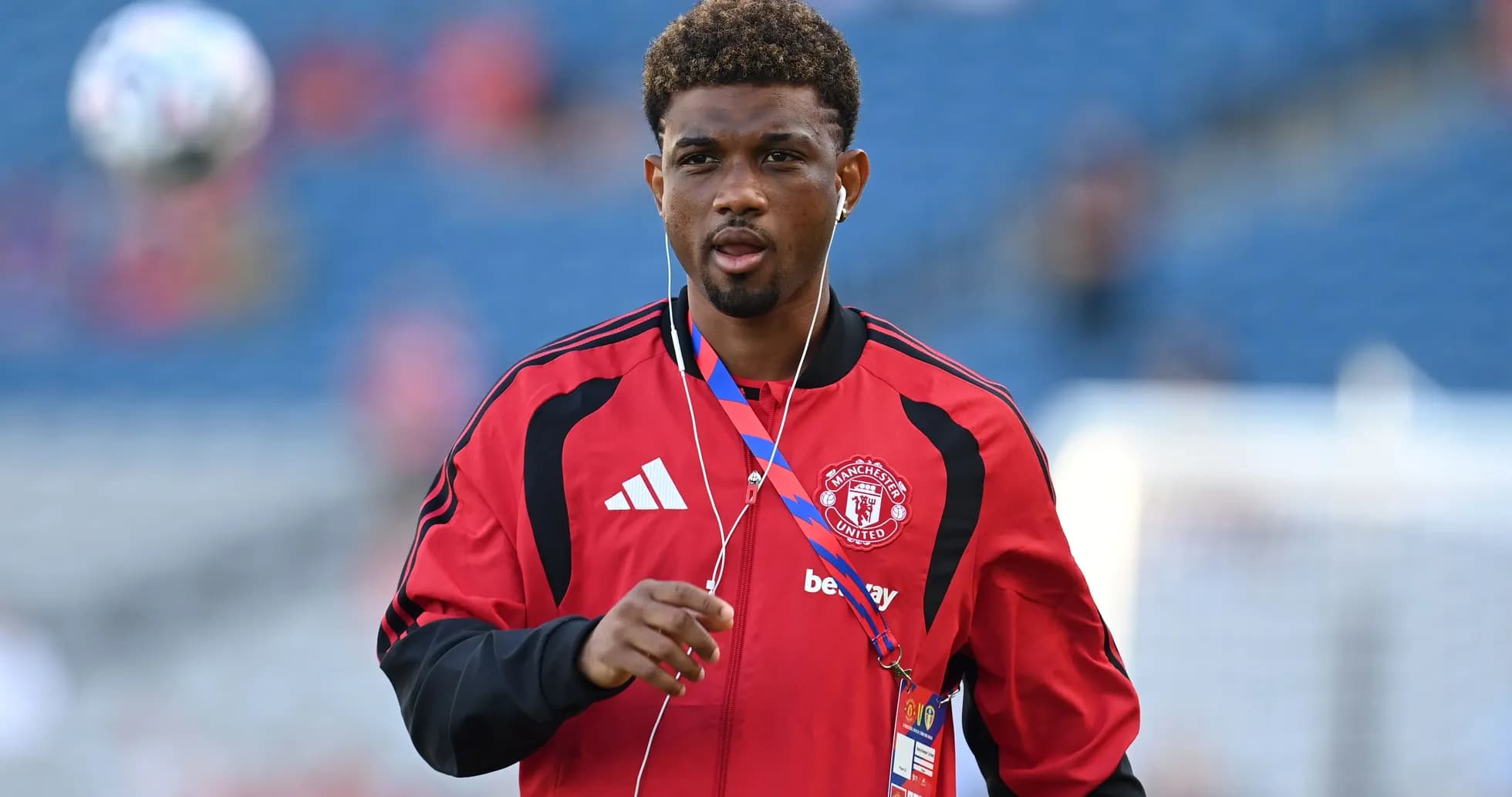 Jugador de Manchester United caminando en el campo