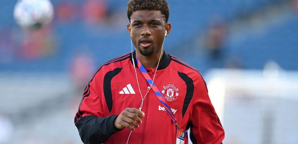 Jugador de Manchester United caminando en el campo