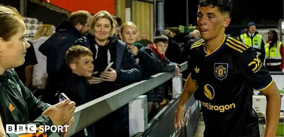 Jugador saliendo del campo, aficionados lo observan