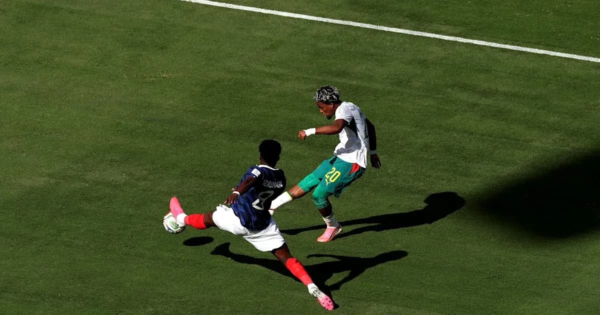 Jugador evadiendo a oponente en el campo de fútbol