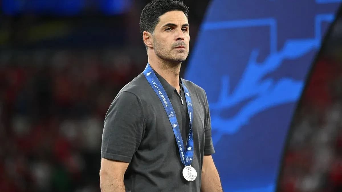 Entrenador con medalla de plata tras la final