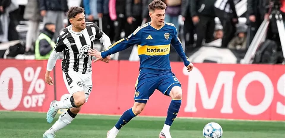 Jugadores de Gimnasia y Boca Juniors en acción