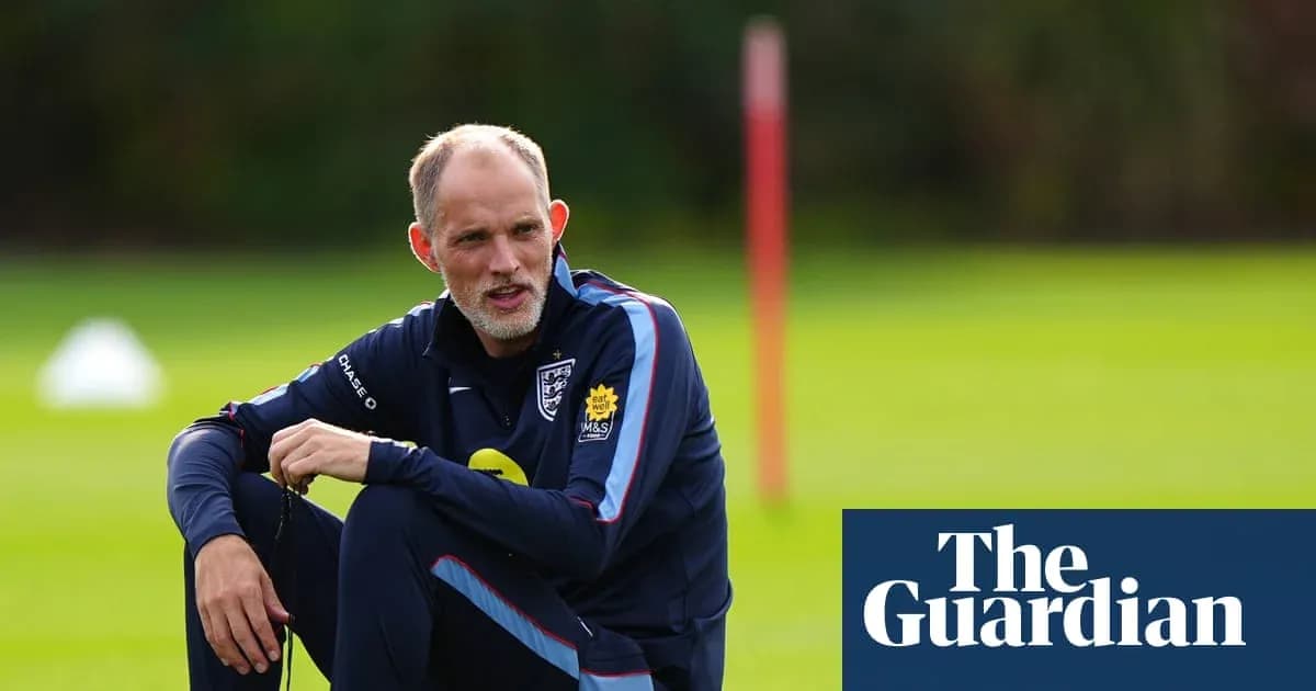Entrenador sentado en el campo durante la práctica