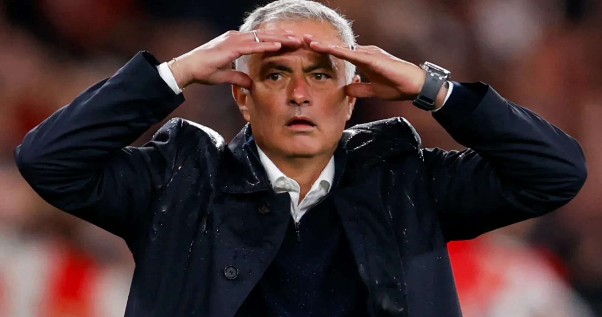 Entrenador observando el juego desde la línea lateral