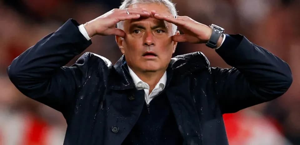 Entrenador observando el juego desde la línea lateral